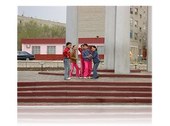 Des enfants jouent au pied du monument